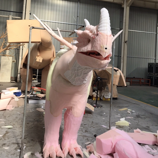 俄罗斯舞台表演西方龙皮套造作中