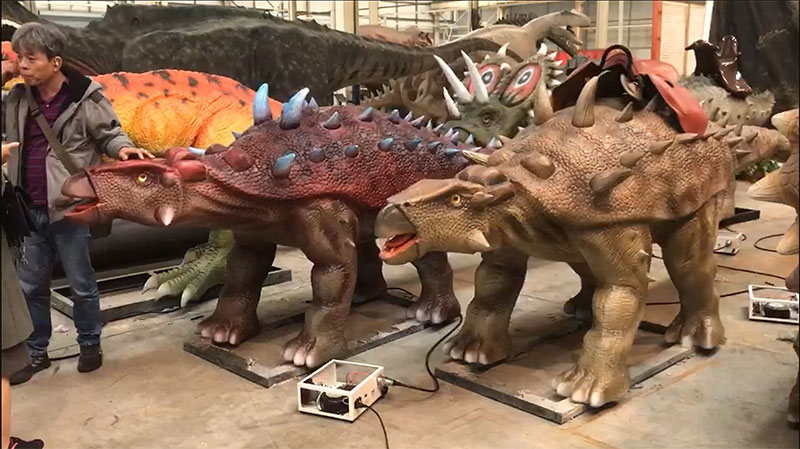 客户查看定造的仿真恐龙