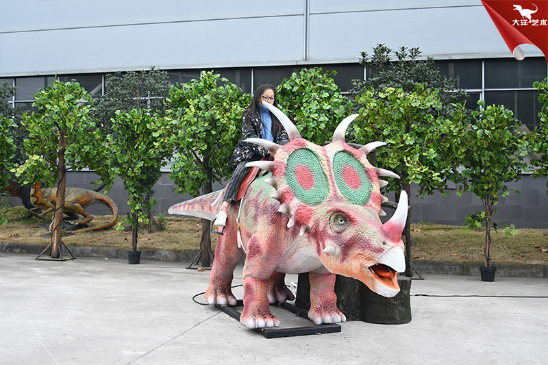 恐龙坐骑，，，，，，，，游乐场乘骑恐龙