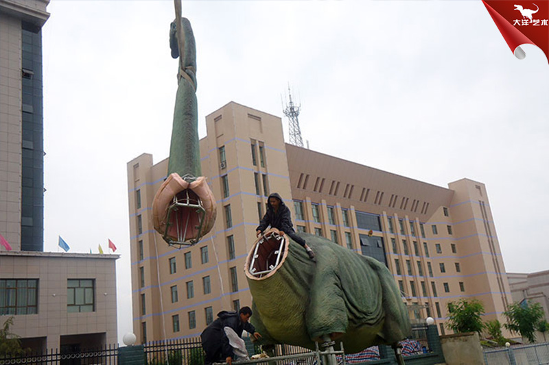 工人师傅现场为客户装置仿真腕龙